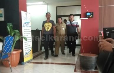 Kepala Bidang Perizinan di Dinas Penanam Modal dan Pelayanan Terpadu Satu Pintu (DPMPTSP) Kabupaten Bekasi, Deni Mulyadi saat dibawa petugas untuk dilakukan pemeriksaan, Senin (18/09).