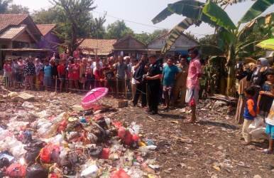 Warga Kp. Kandang, RT 006/005 Desa Sukaraya, Kecamatan Karang Bahagia saat memadati lokasi penemuan mayat bayi laki-laki tempat pembuangan sampah di wilayah setempat, Kamis (01/08) pagi.