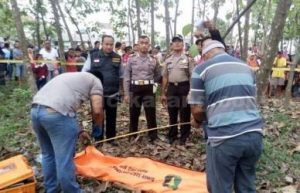 Anggota Polsek Babelan saat melakukan olah TKP di Kebun Jati, Kp. Ujung Harapan, RT 01/03, Desa Bahagia, Kecamatan Babelan, Senin (16/10) pagi.