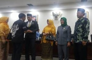 Dua Anggota DPRD Kabupaten Bekasi hasil PAW, Ali Imron (ketigas dari kiri) dan Engkom Komalasar (kedua dari kanan) saat menerima ucapan selamat dari kerabat usai dilantik dan diambil sumpah jabatannya oleh pimpinan DPRD Kabupaten Bekasi, Kamis (20/12) siang.