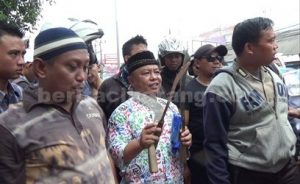 Sejumlah senjata tajam berupa parang dan arit yang berhasil diamankan warga di dalam tas pelajar SMK di Cikarang Barat.