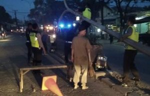 Proses evakuasi tiang PJU yang dilakukan oleh Petugas Kepolisian dari Unit Laka Lantas Polres Metro Bekasi, Jum'at (13/04) pagi