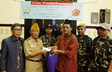 Ketua PPM Kabupaten Bekasi (Kanan) saat memberikan bingkisan dan santunan untuk Ketua LVRI Bekasi, Edi B Somad, Minggu (18/06) sore.