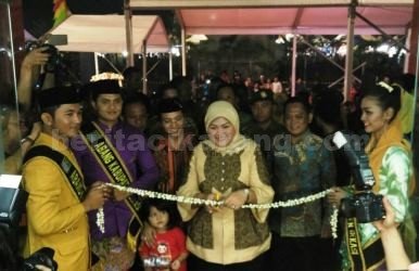Bupati Bekasi, Neneng Hasanah Yasin saat membuka Pekab Raya Bekasi, Jum'at (25/08) malam.
