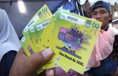 Meski telah dibiayai di APBD, warga yang ingin berkunjung ke Pekan Raya Kabupaten Bekasi 2019 tetap dikenakan tiket masuk dan menjadi salah satu persoalan yang dikeluhkan pengunjung.