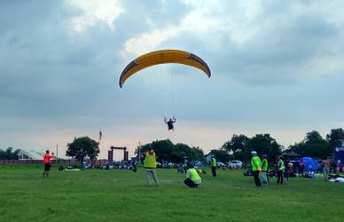 Atlet PGPI Kabupaten Bekasi saat mengikuti pertandingan Paralayang Se Indonesia bertajuk Paragliding Trip of Indonesia (TRoI) Serie 1 yang digelar di Gunung Panten, Kabupaten Majalengka pada tanggal 14 – 16 April 2017 lalu.