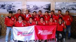 Pengurus DPD Parta Solidaritas Indonesia (PSI) foto bersama usai menggelar Kopi Darat Daerah jajaran pengurus DPC Se-Kabupaten Bekasi di Saung Bitung, Cikarang Barat, Minggu (28/08).
