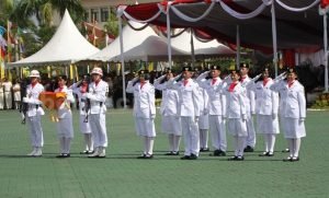 Anggota Paskibraka saat bertugas dalam Upacara Peringatan HUT Kemerdekaan RI ke-71 di lapangan Plaza Pemda Kabupaten Bekasi, Rabu (17/08).