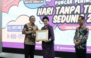 Bupati Bekasi, Eka Supria Atmaja menerima secara langsung penghargaan yang diberikan oleh Menteri Kesehatan RI, Nila Moeloek, bertepatan dengan Puncak Peringatan Hari Tanpa Tembakau Sedunia Tahun 2019 di Gedung Profesor Sujudi, Kantor Kemenkes RI, Jakarta, Kamis (11/07).