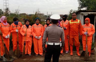 Pasukan Orange Dinas Kebersihan Kabupaten Bekasi mendapatkan arahan dari pihak kepolisian saat digelarnya Operasi Simpatik Jaya 2017 lalu.