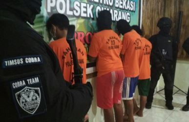 Keempat terduga pelaku pengeroyokan yakni AD (34), AS (22), TA (22) dan TRH (27) saat diamankan di Polsek Cikarang, Selasa (14/11) sore.