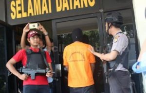 JE terduga pelaku yang menewaskan SH saat diamankan di Mapolsek Tambun, Rabu (04/10)