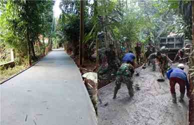 Salah satu kegiatan fisik berupa pembangunan jalan di pelaksanaan TMMD Ke 100 di Desa Kertarahayu, Kecamatan Setu.