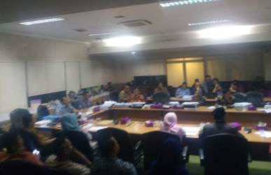 Proses pembahasan APBD 2019 oleh pihak eksekutif ke DPRD Kabupaten Bekasi masih terus berlangsung hingga Jum'at (30/11) malam sekitar pukul 20.45 WIB.