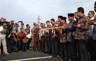 Plt Bupati Bekasi, Eka Supria Atmaja didampingi dua mantan Bupati Bekasi H Wikanda dan Saleh Manaf saat menggunting pita sebagai simbolis peresmian fly over Tegal Gede, Jum'at (21/12) sore.