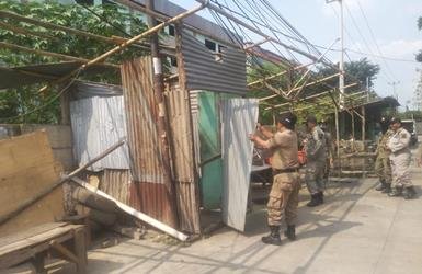 Penertiban bangunan liar dan pedagang kaki lima yang memanfaatkan badan jalan di ruas Jl. Inspeksi Kalimalang, Selasa (28/05).