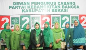 Hj. Dede Sa’diyah, foto bersama dengan jajaran pengurus DPC Perempuan Bangsa Kabupaten Bekasi.