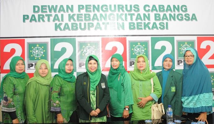 Hj. Dede Sa’diyah, foto bersama dengan jajaran pengurus DPC Perempuan Bangsa Kabupaten Bekasi.