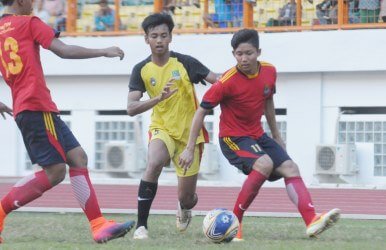 Pemain Persikasi (kuning) berebut bola dengan pemain FC Binaputra Cirebon dalam pertandingan putaran kedua Piala Suratin U-17 regional Jawa Barat di Stadion Wibawa Mukti tahun 2016 lalu.