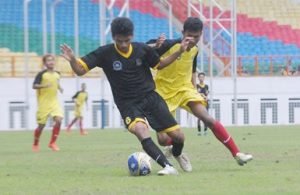 Pemain Persikasi (kuning) mencoba merebut bola dari pemain Persipasi Kota Bekasi dalam pertandingan putaran kedua Piala Suratin U-17 regional Jawa Barat di Stadion Wibawa Mukti, 24 Oktober 2016 lalu.