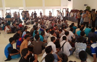 Ratusan siswa SMA/SMK asal Kabupaten Bekasi dan Karawang saat diamankan dan mendapat arahan dari Wakpolres Metro Bekasi, AKBP Luthfie Sulistiawan, Rabu (25/09).