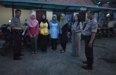 Kepala Sentra Pelayanan Terpadu (SPKT) Polsek Cikarang Timur, Aiptu Abdul Mutholib bersama Panit II Sabhara Polsek Cikarang Timur, Aiptu Supriyatno saat menerima penitipan kendaraan bermotor dari warga, Rabu (29/05).