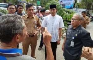 Sekretaris Dinas PUPR Kabupaten Bekasi, Henri Lincon (kiri), Kepala Desa Karang Asih, Asep Mulyana (tengah) dan Camat Cikarang Utara (kanan) saat mendengarkan penjelasan dari Ketua RT 01/07, Bapak Nairih perihal kondisi Jl. KH. Fudholi, Senin (09/10) pagi.