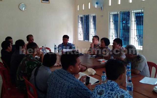 Tim Tiga Pilar Polsek Setu saat menggelar rapat Penanggulangan Banjir Bersama Warga, Senin (02/05)