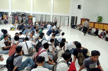 Ratusan pelajar SMA/SMK Kabupaten Bekasi saat dikumpulkan untuk diberikan pembinaan lalu dipanggil guru dan orang tua masing-masing di Polres Metro Bekasi, Senin (30/09).