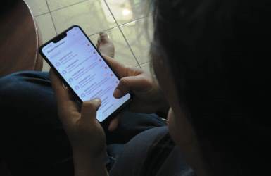 Salah seorang warga saat menunjukan SMS spam dari nomor tak dikenal yang masuk ke ponselnya. Isinya beragam, ada yang menawarkan pinjaman dana hingga penipuan bekedok hadiah.