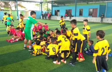 Para pemain SSB Bina Muda Sukatani saat menjalani latihan di Lapangan Futsal Srengseng yang berada di Desa Sukamulya Kecamatan Sukatani