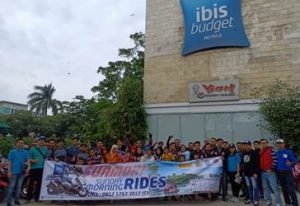 Para peserta touring bersama 'Sunmori' foto bersama di halaman Hotel Ibis Budget Cikarang Festival sebelum dilepas menuju Southlake Mutiara Gading City.