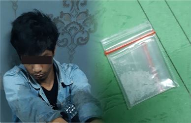 Tersangka VS (31) beserta barang bukti berupa satu bungkus plastik bening ukuran kecil diduga berisikan narkotika jenis sabu dengan berat 0,49 gram yang berhasil diamankan anggota Polsek Tarumajaya.