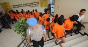 Puluhan pengedar sabu dan ganja saat digelandang ke sel tahanan di lantai tiga Polres Metro Bekasi, Rabu (21/06),