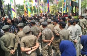 Anggota Satpol PP Kabupaten Bekasi saat mengamankan aksi penolakan pembangunan Meikarta oleh LSM GMBI di halaman kantor Pemkab Bekasi pada Kamis (10/08) lalu.