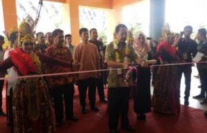 Sekda Kabupaten Bekasi, Uju saat membuka Pameran Kreativitas Industri yang digelar di Graha Pariwisata, Kecamatan Cikarang Timur Kabupaten Bekasi, Jumat (14/12) pagi.