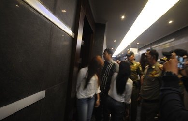 Ketua DPRD Kabupaten Bekasi, Sunandar saat membubarkan karaoke di Hotel Jenesis - Lippo Cikarang pada Senin (19/06) malam.