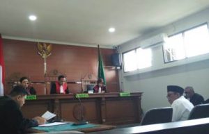 Misda saat menjalani sidang pembacaan dakwaan atas kasus yang dihadapinya di Pengadilan Negeri Cikarang, Rabu (04/09).