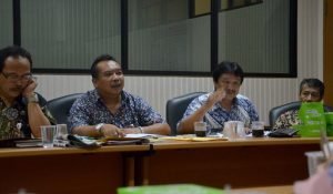 Kepala Dinas Pendidikan Kabupaten Bekasi, MA. Supratman (tengah) saat menggelar rapat dengan Dewan Perwakilan Rakyat Daerah Kabupaten Bekasi, Kamis (21/07).