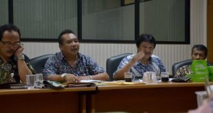 Kepala Dinas Pendidikan Kabupaten Bekasi, MA. Supratman (tengah) saat menggelar rapat dengan Dewan Perwakilan Rakyat Daerah Kabupaten Bekasi, Kamis (21/07).
