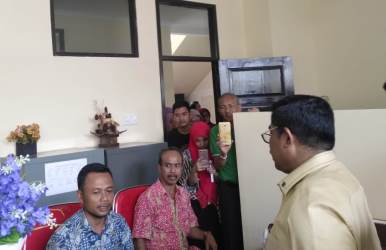 Direktur Jendral Otonomi Daerah Kementrian Dalam Negeri, Sumarsono saat melakukan inspeksi mendadak (Sidak) untuk mengecek pelayanan perizinan di Dinas Penanaman Modal dan Pelayanan Terpadu Satu Pintu (DPMPTSP) Kabupaten Bekasi, Jum’at (19/10).