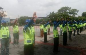 Sebanyak 45 orang Sukarelawan Pengatur Lalu Lintas saat mengikuti pelatihan 12 gerakan lalu lintas di lapangan apel Polres Metro Bekasi, Rabu (08/11) pagi