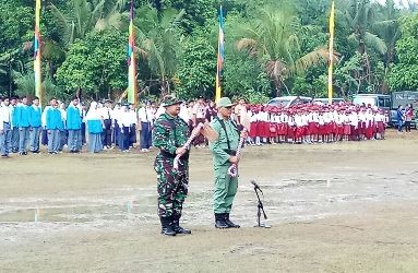 Sekda Kabupaten Bekasi, H. Uju menyerahkan peralatan kerja bagi personil yang terlibat dalam kegiatan TMMD.