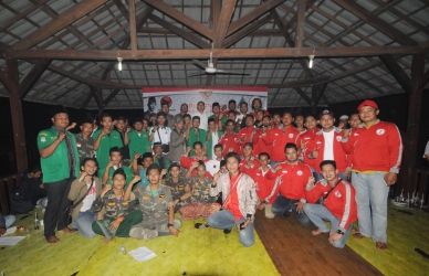 Para pengurus PC GP Ansor dan Taruna Merah Putih Kabupaten Bekasi saat foto bersama usai acara buka puasa dan deklarasi bersama di RM Mety Putri, Rabu (21/06) sore.