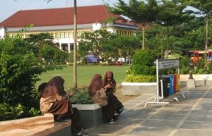 Butuh Wifi : Sejumlah pelajar saat berada di taman air mancur yang berada di area komplek perkantoran Pemkab Bekasi, Jum'at (20/10) sore.