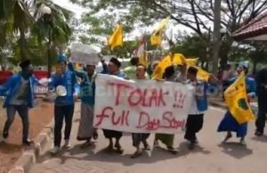 Mahasiswa saat menggelar aksi di depan gedung DPRD Kabupaten Bekasi. Mereka menolak kebijakan Full Day School, Rabu (30/08)