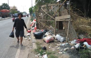 Salah seorang pengguna jalan saat melintasi lokasi TPS dadakan di Jl. Gatot Subroto, Desa Karang Raharja Kecamatan Cikarang Utara beberapa waktu lalu.