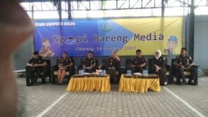 Acara 'Ngopi Bareng Media' di halaman Kantor Kejaksaan Negeri Kabupaten Bekasi, Senin (18/11) petang