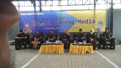 Acara 'Ngopi Bareng Media' di halaman Kantor Kejaksaan Negeri Kabupaten Bekasi, Senin (18/11) petang