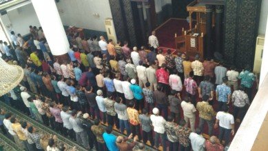 Sholat sunah kusuf atau gerhana matahari di masjid Nurul Iklhas, Komplek Perkantoran Pemkab Bekasi, Kamis (26/12) siang.
